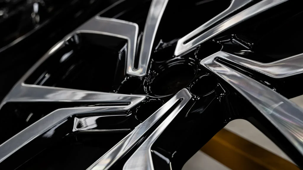 Diamond-cut gloss black alloy wheel, machined spoke faces